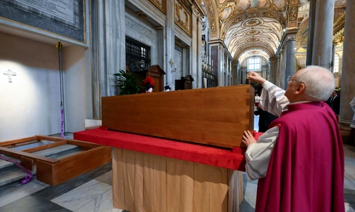 Złożono trumnę z ciałem Papieża Franciszka do grobu 