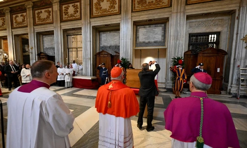 Złożono trumnę z ciałem Papieża Franciszka do grobu 