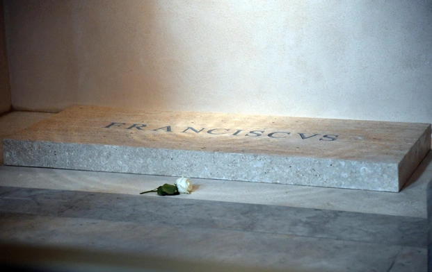 Grób Franciszka z białą różą