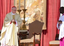 Kard. Parolin: Papież Franciszek pozdrawia nas z Nieba