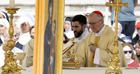 Kardynał Parolin: Kościół i świat odczuwają zagubienie i osamotnienie po śmierci papieża