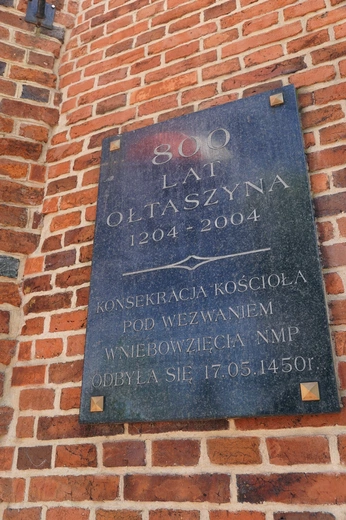 Abp Mieczysław Mokrzycki intronizował relikwie św. Jana Pawła II we Wrocławiu-Ołtaszynie