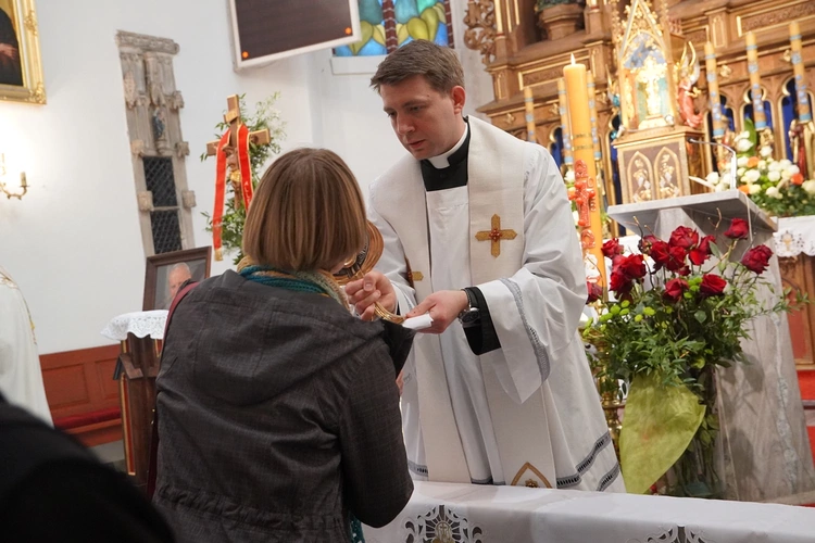 Abp Mieczysław Mokrzycki intronizował relikwie św. Jana Pawła II we Wrocławiu-Ołtaszynie