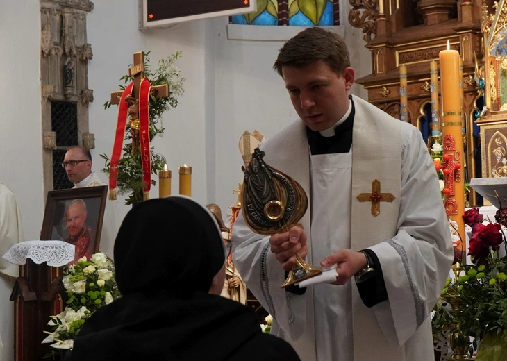 Abp Mieczysław Mokrzycki intronizował relikwie św. Jana Pawła II we Wrocławiu-Ołtaszynie