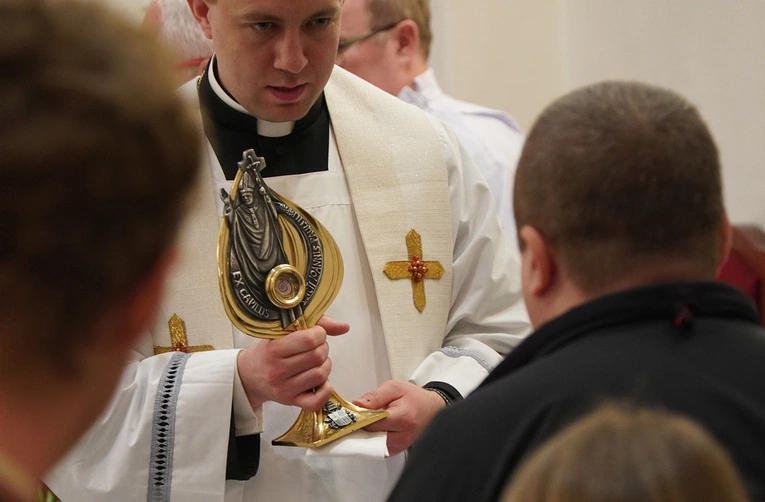 Abp Mieczysław Mokrzycki intronizował relikwie św. Jana Pawła II we Wrocławiu-Ołtaszynie