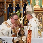 Abp Mieczysław Mokrzycki intronizował relikwie św. Jana Pawła II we Wrocławiu-Ołtaszynie