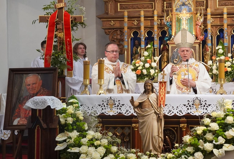 Abp Mieczysław Mokrzycki intronizował relikwie św. Jana Pawła II we Wrocławiu-Ołtaszynie