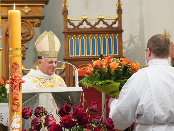 Abp Mieczysław Mokrzycki intronizował relikwie św. Jana Pawła II we Wrocławiu-Ołtaszynie