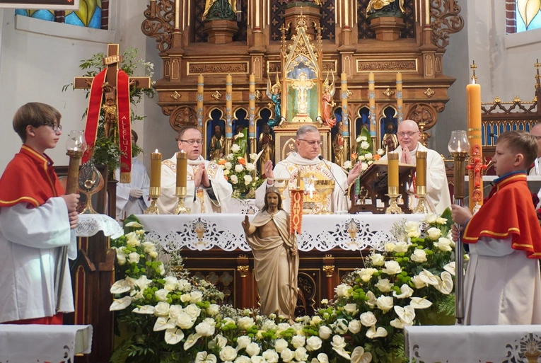Abp Mieczysław Mokrzycki intronizował relikwie św. Jana Pawła II we Wrocławiu-Ołtaszynie
