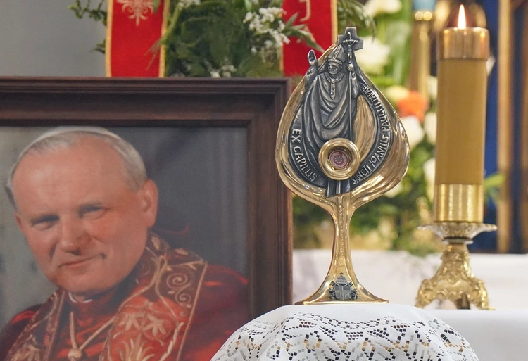 Abp Mieczysław Mokrzycki intronizował relikwie św. Jana Pawła II we Wrocławiu-Ołtaszynie