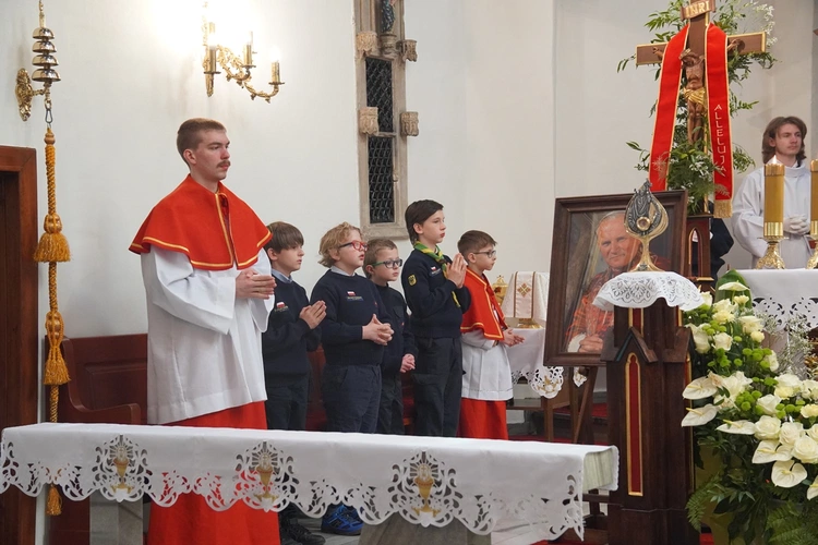 Abp Mieczysław Mokrzycki intronizował relikwie św. Jana Pawła II we Wrocławiu-Ołtaszynie