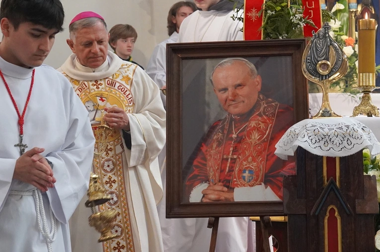 Abp Mieczysław Mokrzycki intronizował relikwie św. Jana Pawła II we Wrocławiu-Ołtaszynie