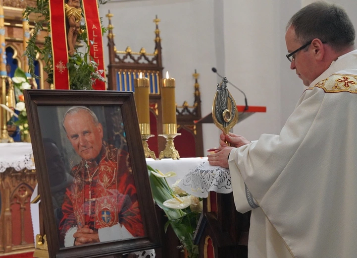 Abp Mieczysław Mokrzycki intronizował relikwie św. Jana Pawła II we Wrocławiu-Ołtaszynie