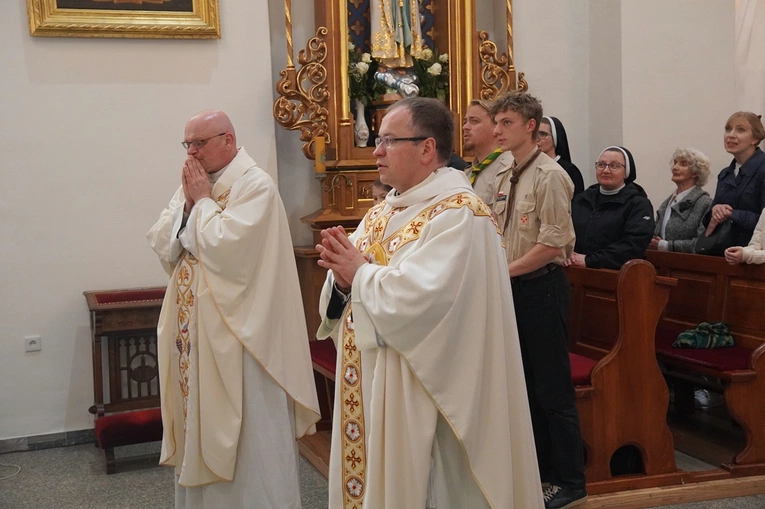 Abp Mieczysław Mokrzycki intronizował relikwie św. Jana Pawła II we Wrocławiu-Ołtaszynie
