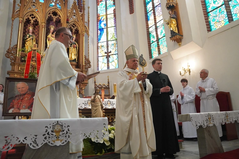 Abp Mieczysław Mokrzycki intronizował relikwie św. Jana Pawła II we Wrocławiu-Ołtaszynie