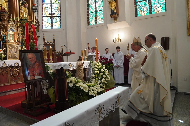 Abp Mieczysław Mokrzycki intronizował relikwie św. Jana Pawła II we Wrocławiu-Ołtaszynie