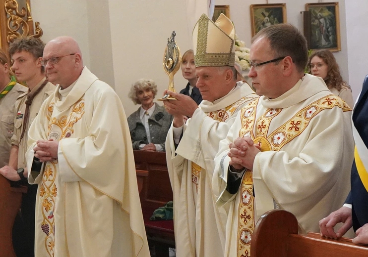 Abp Mieczysław Mokrzycki intronizował relikwie św. Jana Pawła II we Wrocławiu-Ołtaszynie