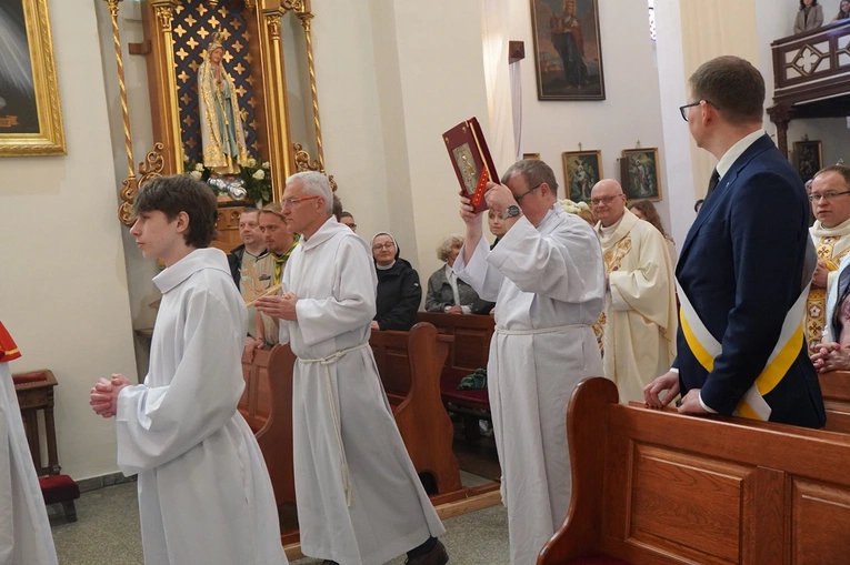 Abp Mieczysław Mokrzycki intronizował relikwie św. Jana Pawła II we Wrocławiu-Ołtaszynie