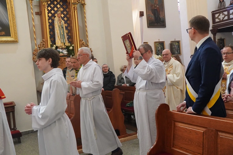 Abp Mieczysław Mokrzycki intronizował relikwie św. Jana Pawła II we Wrocławiu-Ołtaszynie