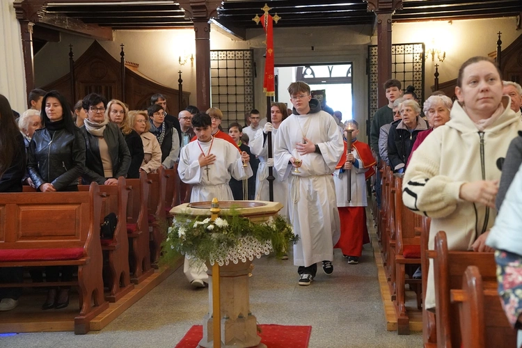 Abp Mieczysław Mokrzycki intronizował relikwie św. Jana Pawła II we Wrocławiu-Ołtaszynie