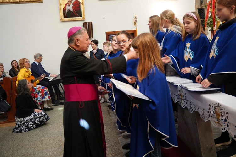 Abp Mieczysław Mokrzycki intronizował relikwie św. Jana Pawła II we Wrocławiu-Ołtaszynie