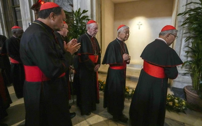 Kardynałowie modlący się przed grobem Franciszka