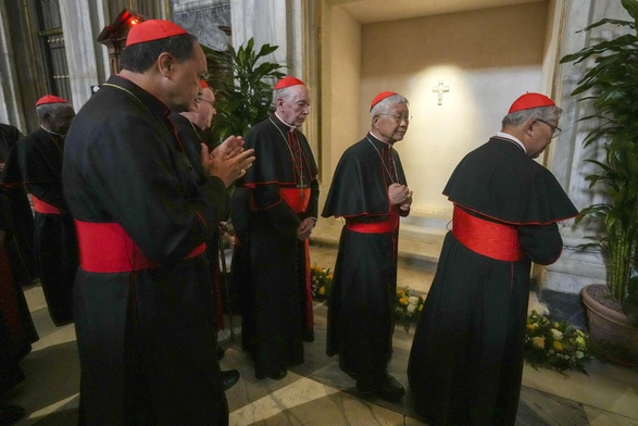 Kardynałowie modlący się przed grobem Franciszka