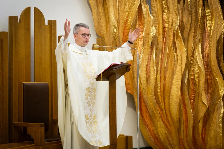 Tarnów. Rozpoczęcie kursu dla nadzwyczajnych szafarzy Komunii św.