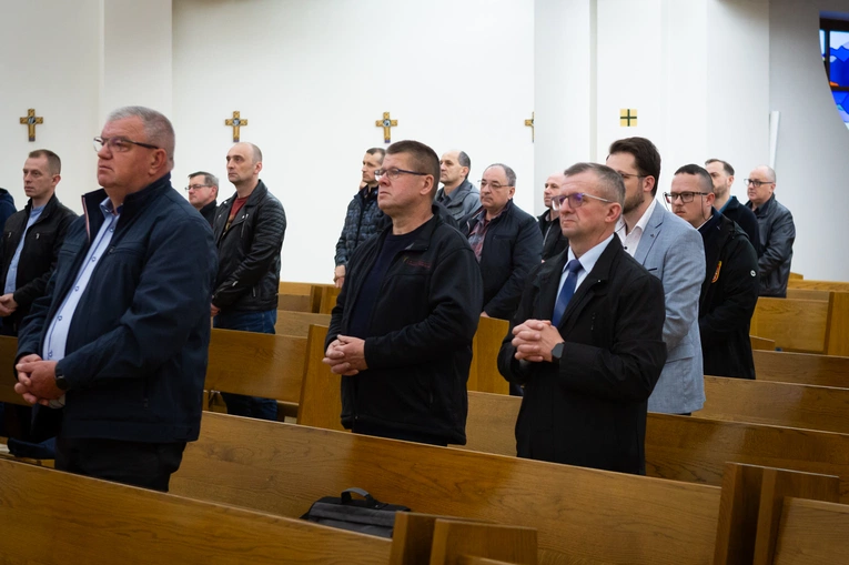 Tarnów. Rozpoczęcie kursu dla nadzwyczajnych szafarzy Komunii św.