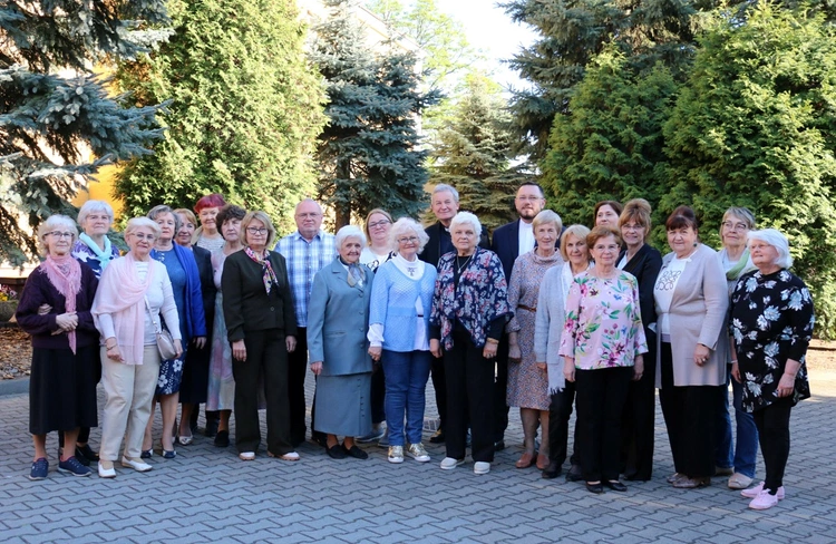 Wolontariusze z ks. Markiem Dziewieckim i ks. Karolem Piłatem.
