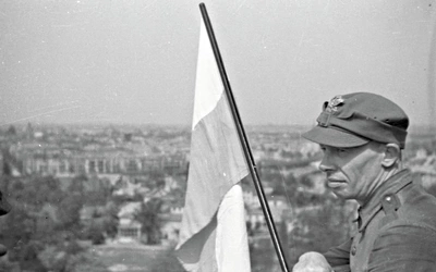 Nad zdobytym Berlinem załopotała biało-czerwona. Dlaczego Dzień Flagi RP świętujemy 2 maja?