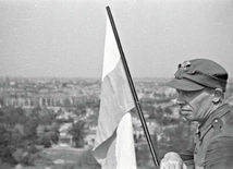 Nad zdobytym Berlinem załopotała biało-czerwona. Dlaczego Dzień Flagi RP świętujemy 2 maja?