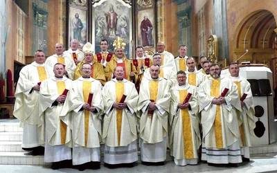 Świętujący duszpasterze z biskupami i diakonami w katedrze  św. Mikołaja.