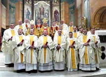 Świętujący duszpasterze z biskupami i diakonami w katedrze  św. Mikołaja.