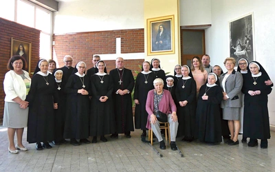 Wspólnota w klasztornym refektarzu  ze swoimi  gośćmi.