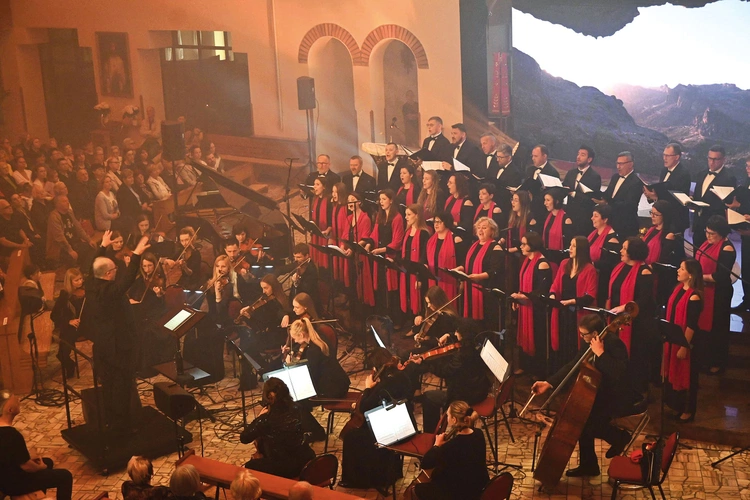 Bielscy artyści w kościele na os. Karpackim.