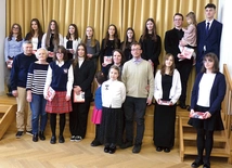 Laureaci  ze swoimi bliskimi na żywieckim finale.