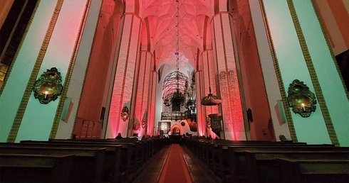 Świątynia wciąż zachwyca rozmachem, różnorodnością i wartością estetyczną wyposażenia.