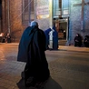 Rozważania przed świątynią na Dolnym Mieście.