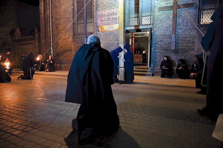 Rozważania przed świątynią na Dolnym Mieście.