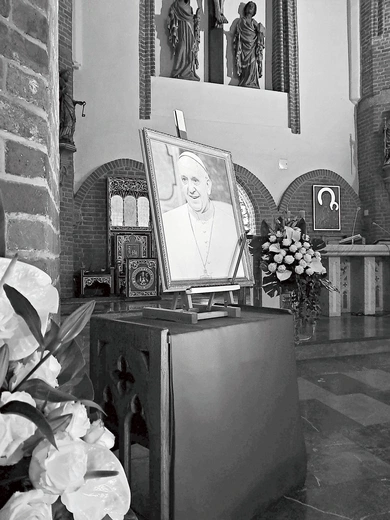 Ojciec Święty był 266. następcą św. Piotra, a jego pontyfikat trwał ponad 12 lat.