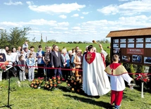 Wystawę poświęcił ks. proboszcz Rafał Wyleżoł. 
