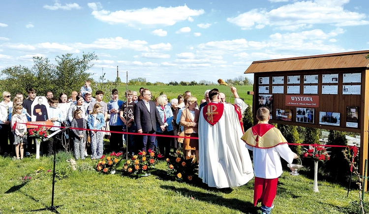 Wystawę poświęcił ks. proboszcz Rafał Wyleżoł. 