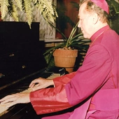 Wolny czas lubił spędzać, grając na instrumentach.