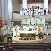 Na czwartkową Eucharystię przybyli księża i wierni ze wszystkich stron archidiecezji.