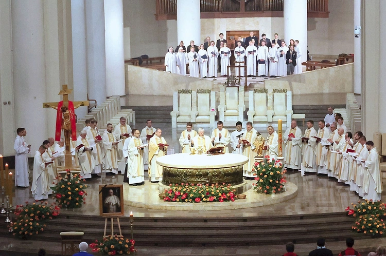 Na czwartkową Eucharystię przybyli księża i wierni ze wszystkich stron archidiecezji.