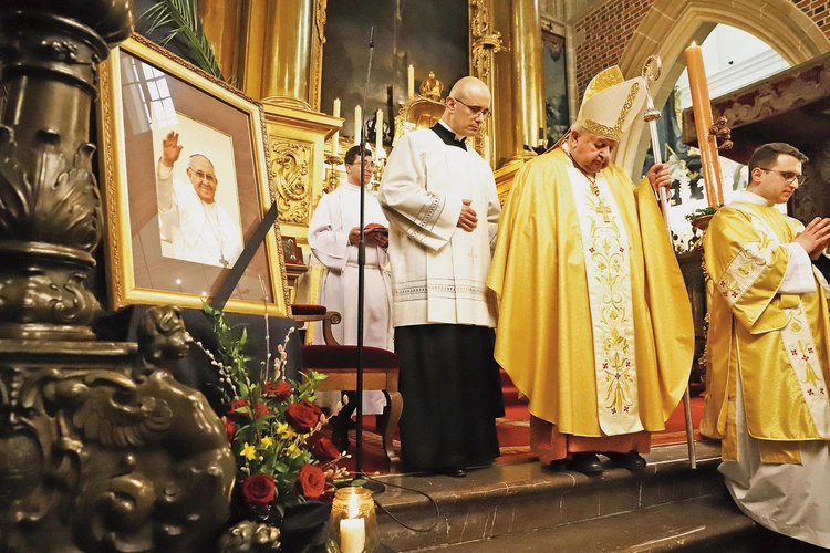 Mszy św. w katedrze wawelskiej w dniu śmierci Ojca Świętego przewodniczył kard. Stanisław Dziwisz.