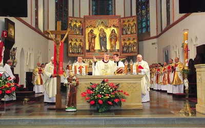 Biskupi i kapłani diecezji stanęli przy ołtarzu,  by sprawować Mszę św. w papieskiej intencji.