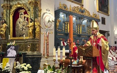 W bazylice katedralnej w Łowiczu  wierni z kapłanami i biskupami modlili się  za Ojca Świętego.