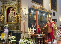 W bazylice katedralnej w Łowiczu  wierni z kapłanami i biskupami modlili się  za Ojca Świętego.